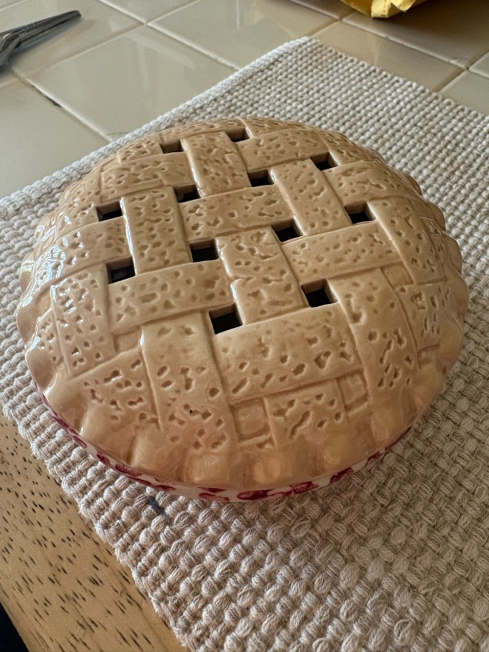 Ceramic Pie Dish with Lattice Lid - Beige candle
